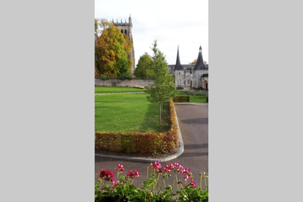La Porterie Face A L'abbaye